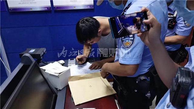 你“狂”噻！这辆摩托多次闯进内江高速公路挑衅警方，结局令人舒适——(图2)