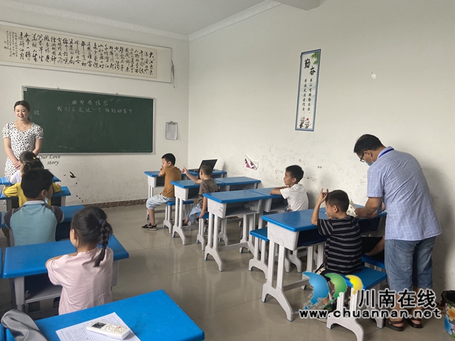 泸县百和镇开展校外培训机构突击检查(图1)