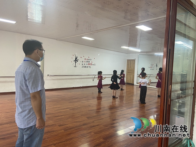 泸县百和镇开展校外培训机构突击检查(图2)