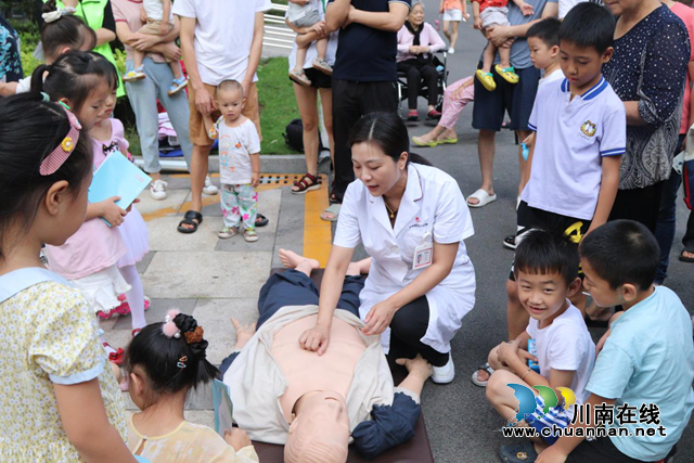 泸州领秀新城妇女儿童服务站成立并开展送健康公益活动(图2)