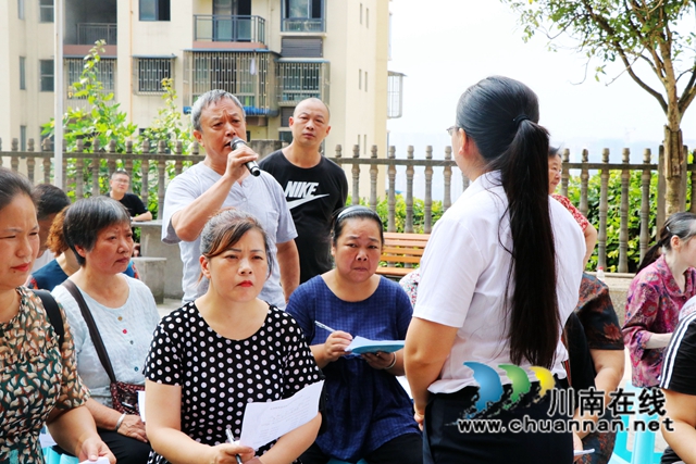 龙马潭区鱼塘街道枣林园社区开展老旧小区改造征求意见院坝会(图1)