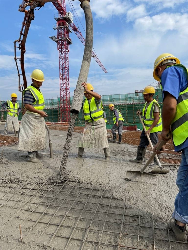 泸州高中附属学校主体工程实现封顶 预计明年建成投用(图1) 泸州高中附属学校主体工程实现封顶 预计明年建成投用(图1)
