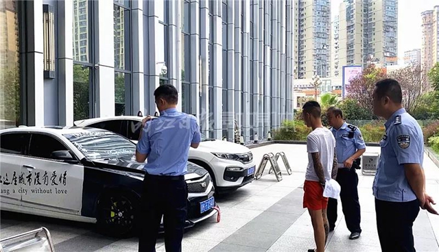 群众反映凯迪拉克深夜漂移炸街,内江交警迅速行动!(图2) 群众反映凯迪拉克深夜漂移炸街,内江交警迅速行动!(图2)