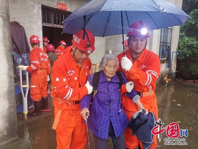 四川多支救援力量抵达震中开展抢险救援 已转移安置群众6904人(图2)