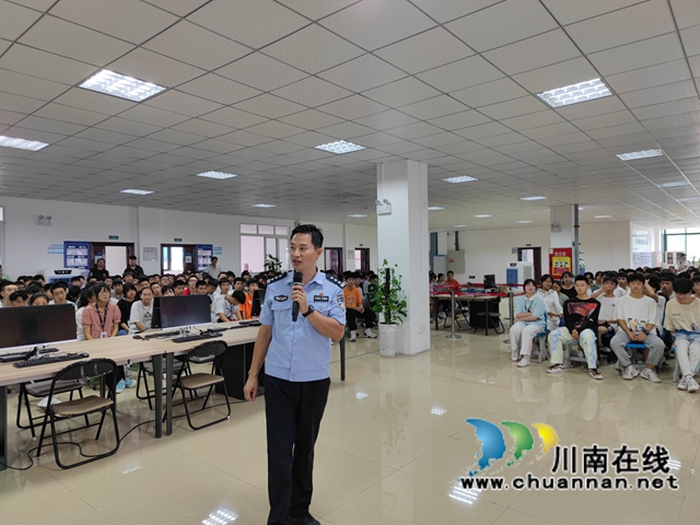 泸州:警盾进校园,给700名学生讲网络安全(图1) 泸州:警盾进校园,给700名学生讲网络安全(图1)
