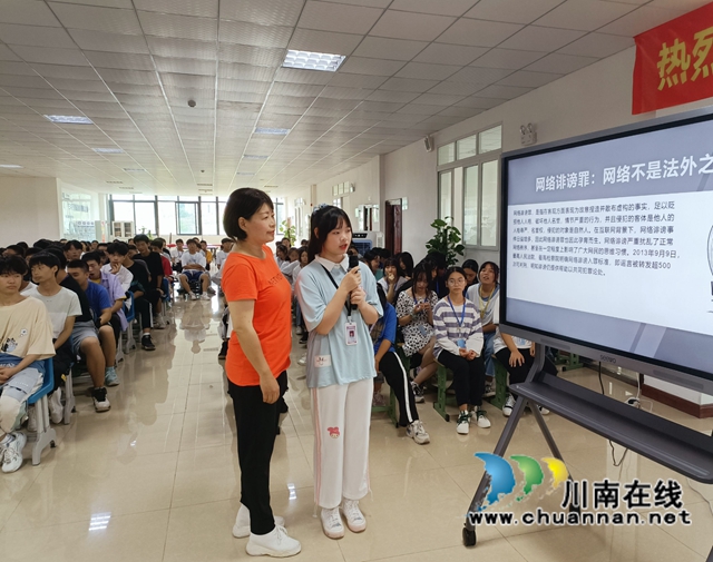 泸州:警盾进校园,给700名学生讲网络安全(图2) 泸州:警盾进校园,给700名学生讲网络安全(图2)