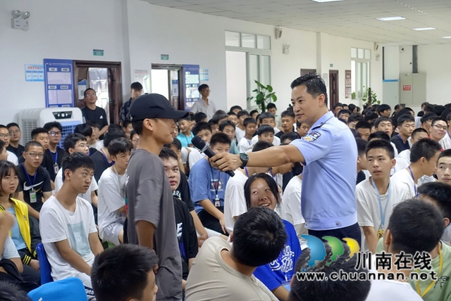 泸州:警盾进校园,给700名学生讲网络安全(图6) 泸州:警盾进校园,给700名学生讲网络安全(图6)