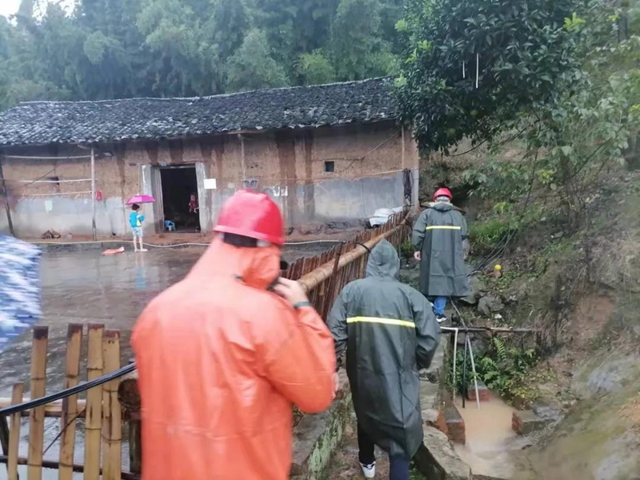 快速行动丨泸州市自然资源和规划局积极应对“9.16”震后次生地质灾害工作(图2)