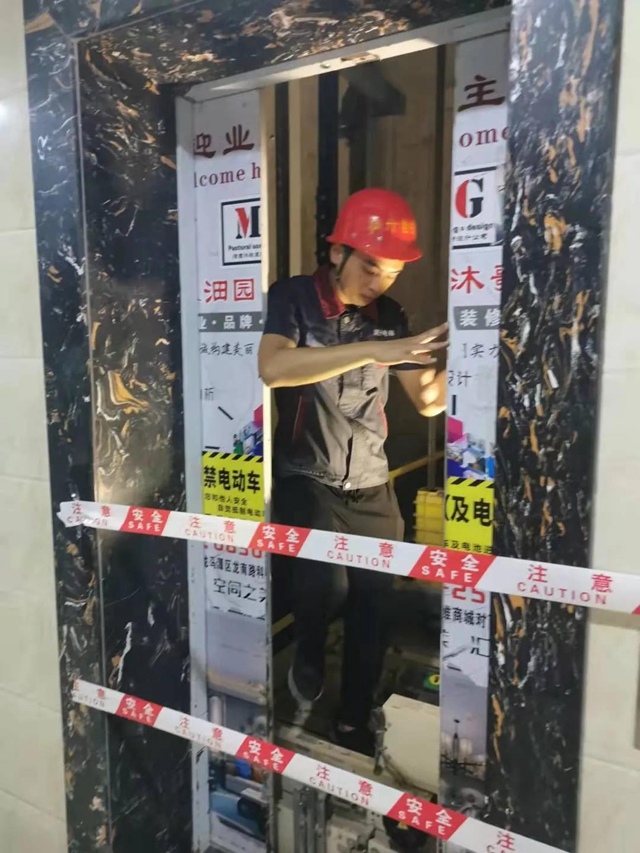 第一时间!泸州市市场监管局切实维护震区市场秩序(图2) 第一时间!泸州市市场监管局切实维护震区市场秩序(图2)