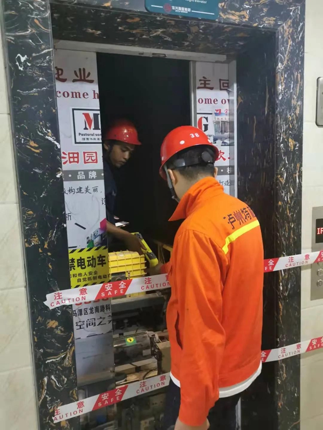 第一时间!泸州市市场监管局切实维护震区市场秩序(图3) 第一时间!泸州市市场监管局切实维护震区市场秩序(图3)