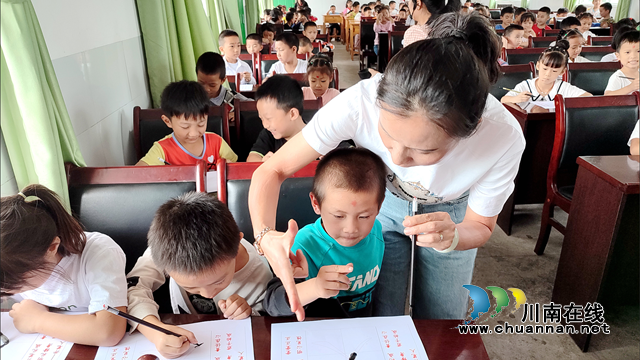 叙永县龙凤镇中心小学校举行2021级新生“开笔礼”仪式(图1)