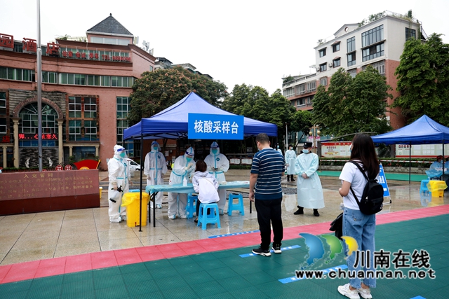 龙马潭：大规模核酸检测联合应急演练提升实战能力(图5)