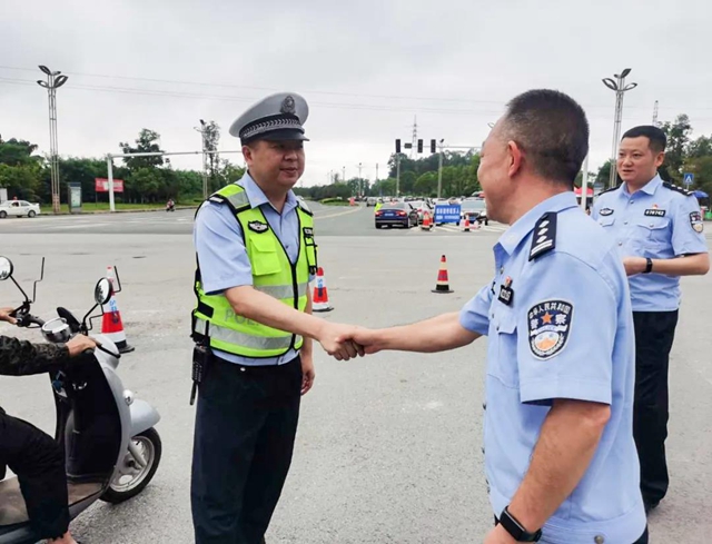 直击救灾一线，泸州女警把孩子“丢”在派出所(图22)