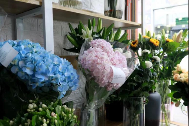 在泸州，有一种文明叫24小时自助花店(图17)