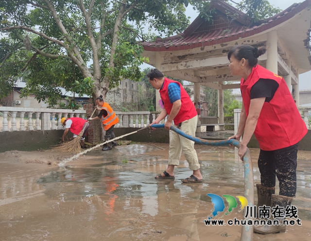 泸县海潮镇：水退人进，干群同心清淤忙(图1)