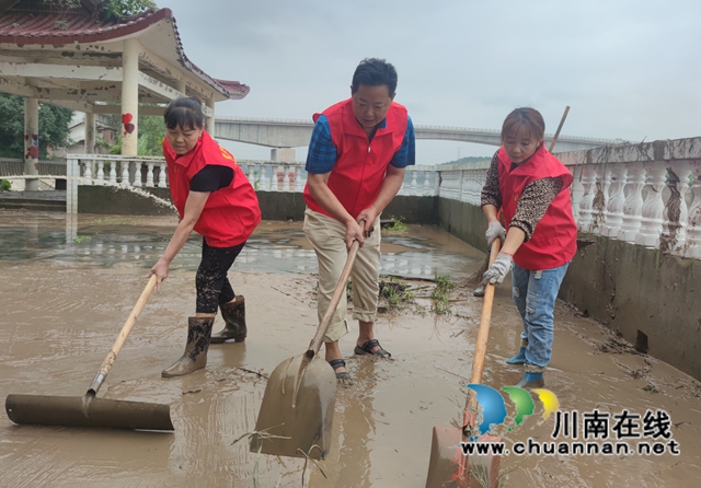 泸县海潮镇：水退人进，干群同心清淤忙(图3)