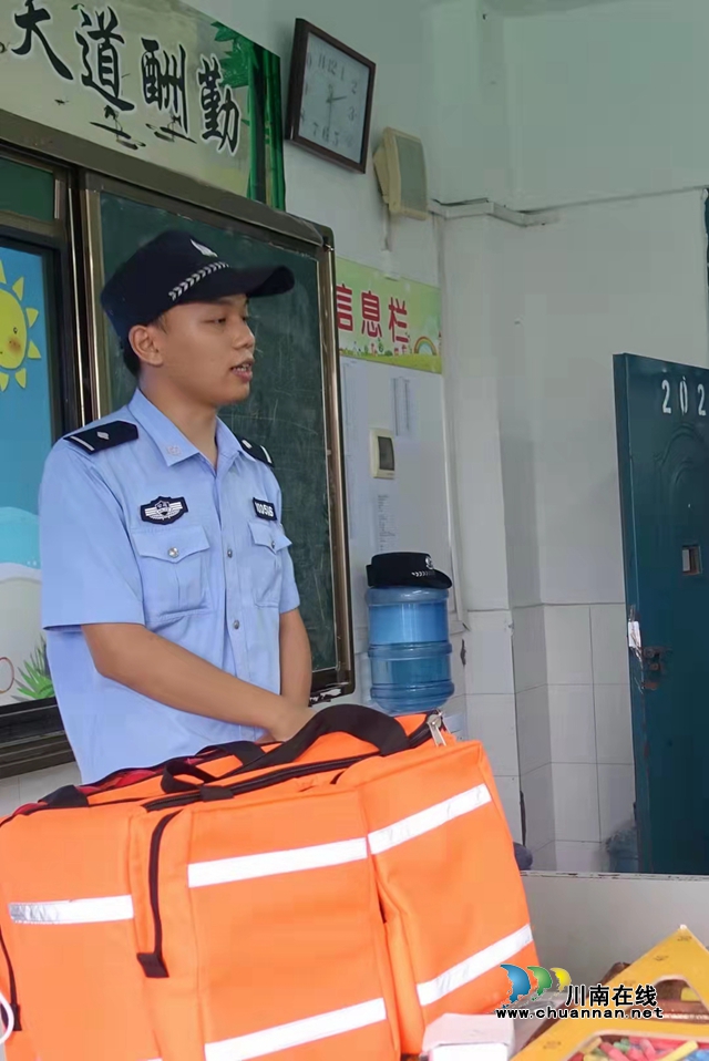 泸州：警盾携手长江公安，走进十五中校园(图3)