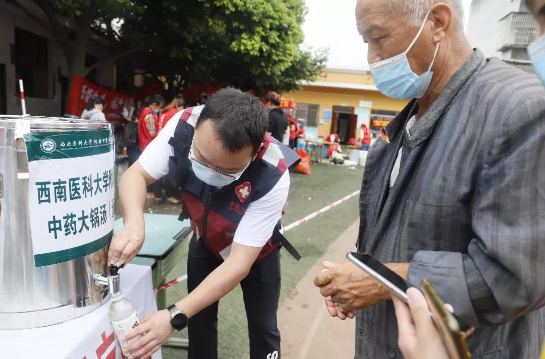 泸县“9.16”地震 ┃ 泸县8旬婆婆突发胸背疼痛、浑身无力，救援队员紧急救助！(图8)