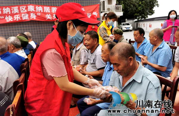 泸州纳溪：打糍粑做月饼 敬老院里笑声甜(图1)