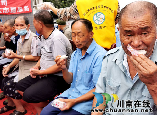 泸州纳溪：打糍粑做月饼 敬老院里笑声甜(图3)