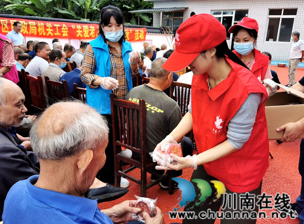 泸州纳溪：打糍粑做月饼 敬老院里笑声甜(图4)
