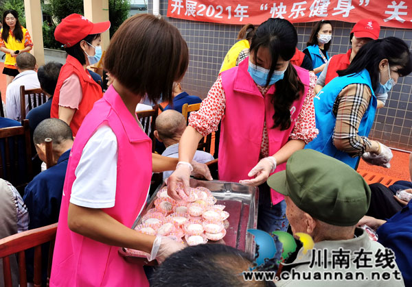 泸州纳溪：打糍粑做月饼 敬老院里笑声甜(图7)