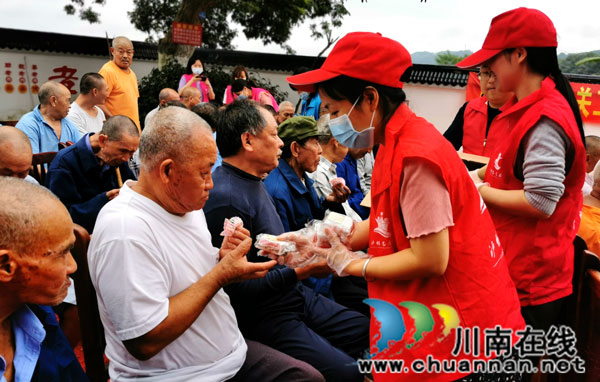 泸州纳溪：打糍粑做月饼 敬老院里笑声甜(图5)