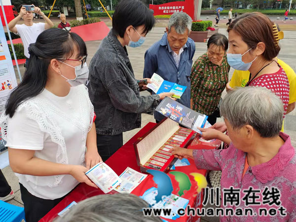 江阳区华阳街道：反诈宣传广场行 守护百姓“钱袋子”(图2)