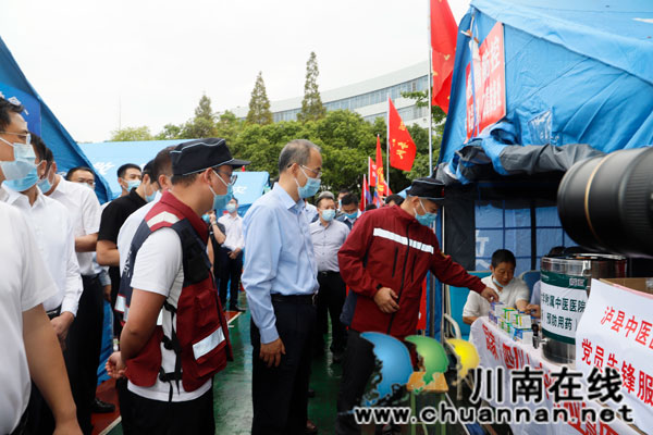 黄强省长看望慰问西南医大中医院抗震救灾医疗队员   充分肯定医院发挥中医药特色灾后防疫工作(图3)