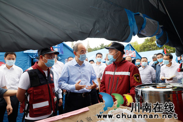 黄强省长看望慰问西南医大中医院抗震救灾医疗队员