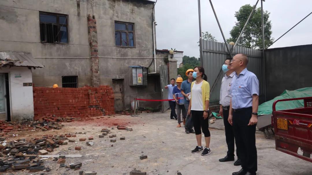 泸州市市场监管局慰问泸县“9.16”地震受灾企业及抗震救灾一线工作人员(图5)