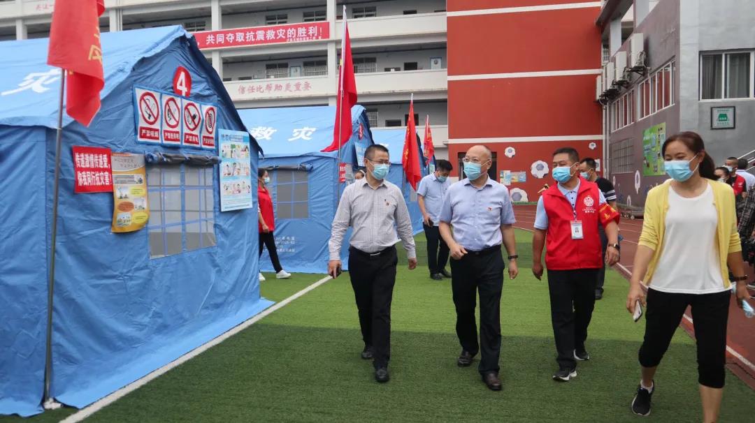 泸州市市场监管局慰问泸县“9.16”地震受灾企业及抗震救灾一线工作人员(图4)