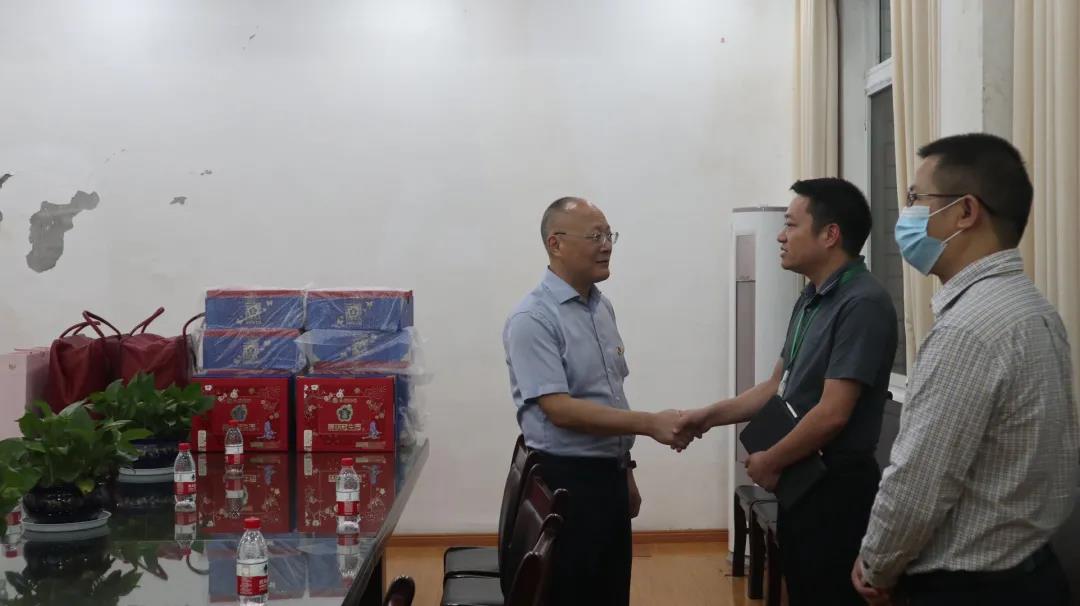 泸州市市场监管局慰问泸县“9.16”地震受灾企业及抗震救灾一线工作人员(图3)