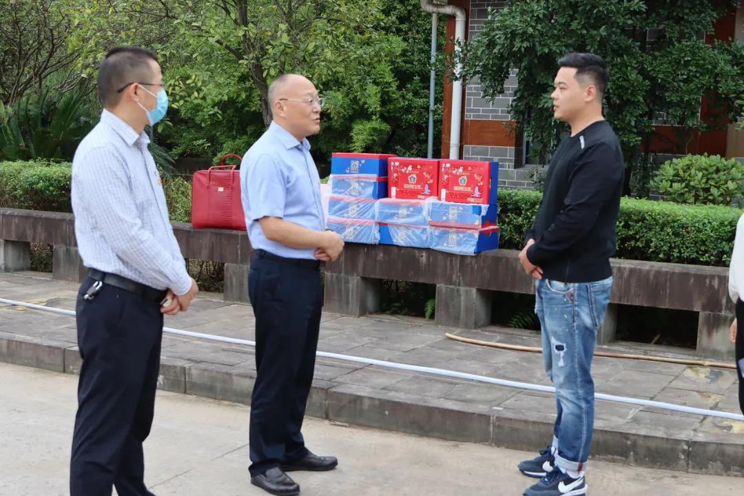 泸州市市场监管局慰问泸县“9.16”地震受灾企业及抗震救灾一线工作人员(图2)