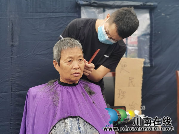 泸县“9.16”地震 ┃  特警王上军：开办便民理发店服务灾区群众