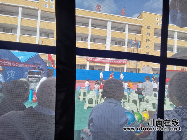 《爱的家园》欢声笑语励人心！泸县文艺轻骑兵走进福集镇地震灾区(图6)