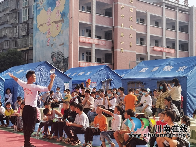 《爱的家园》欢声笑语励人心！泸县文艺轻骑兵走进福集镇地震灾区