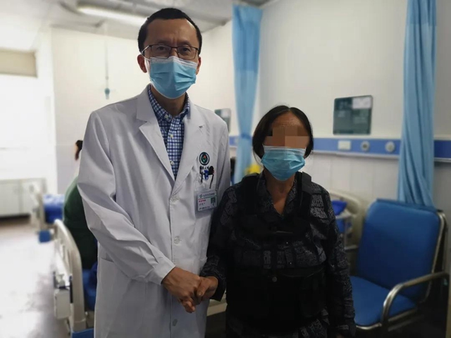 在泸县地震灾区一线，他为伤员完成了一场高难度手术