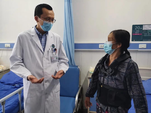 在泸县地震灾区一线，他为伤员完成了一场高难度手术(图4)