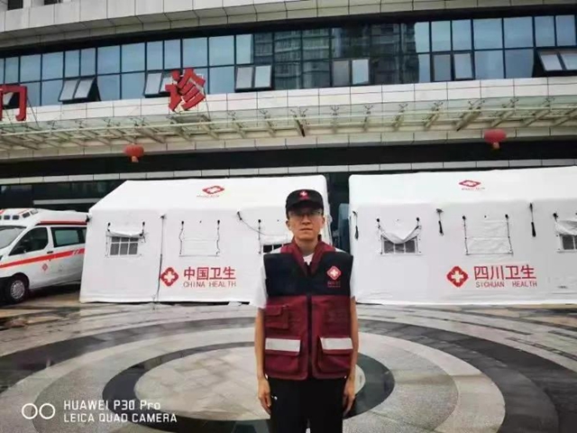 在泸县地震灾区一线，他为伤员完成了一场高难度手术(图5)