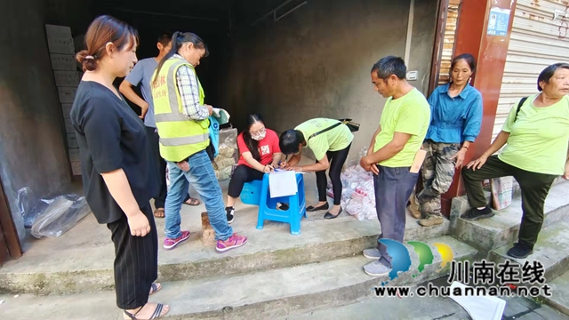 泸县住建局开展“抗震排险、情系中秋”慰问活动(图1) 泸县住建局开展“抗震排险、情系中秋”慰问活动(图1)