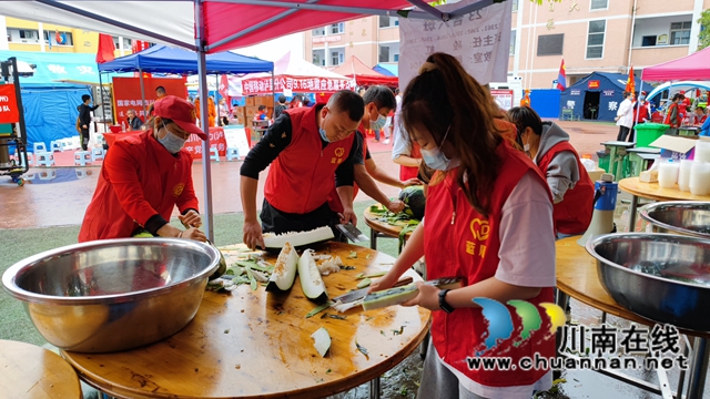 每天合计服务上千人！泸州蓝盾志愿者积极参与泸县抗震救灾(图1)