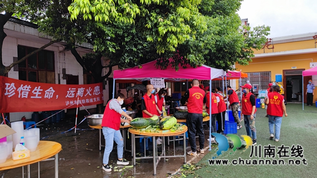 每天合计服务上千人！泸州蓝盾志愿者积极参与泸县抗震救灾(图2)