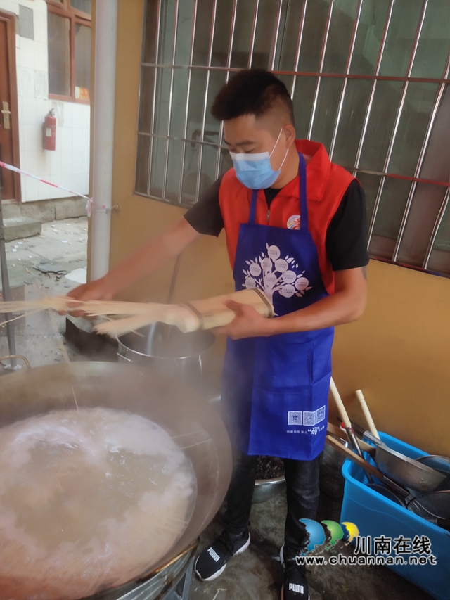 每天合计服务上千人！泸州蓝盾志愿者积极参与泸县抗震救灾(图3)