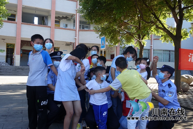 泸州：警盾50余名志愿者中秋驰援泸县地震灾区(图6)