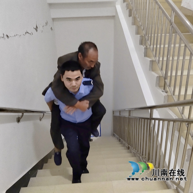 搬迁不眠夜 川警院警盾志愿者继续值守泸县(图1)