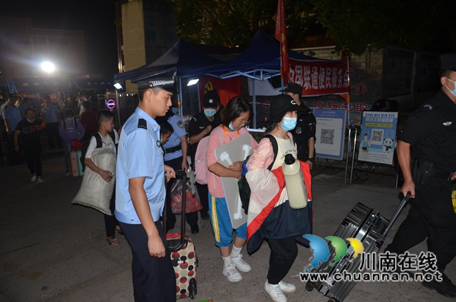 搬迁不眠夜 川警院警盾志愿者继续值守泸县(图5)