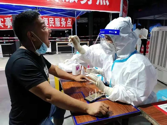 泸州启动泸县“9·16”地震集中安置点全员核酸检测(图1)