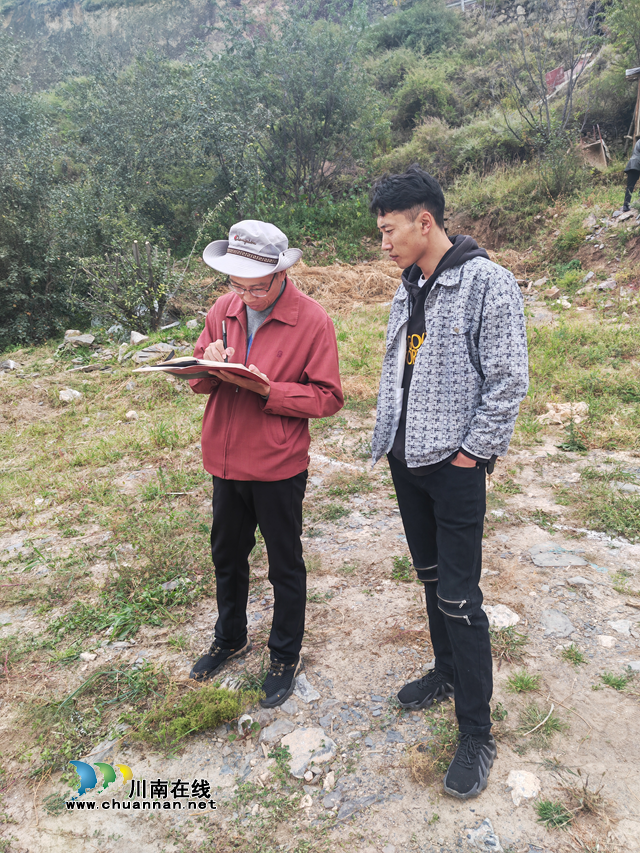 泸州对口帮扶稻城县工作队现场指导村民房屋修建施工(图1)