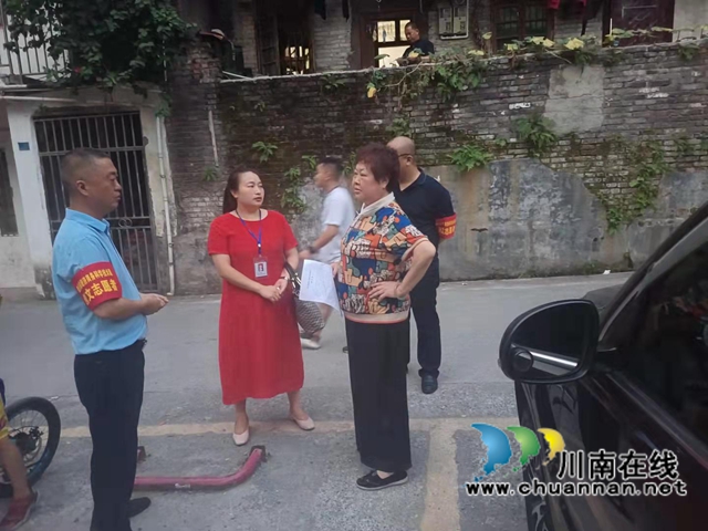 叙永县经济商务科学技术局：开展“傍晚一小时”志愿活动，助创文明城市(图1)